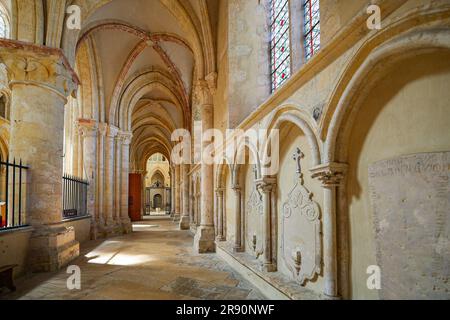 Provins, Francia - 24 maggio 2023 : soffitto a volta a costine nell'ambulatorio della Collegiata di San Quiriace a Provins, città medievale in Foto Stock