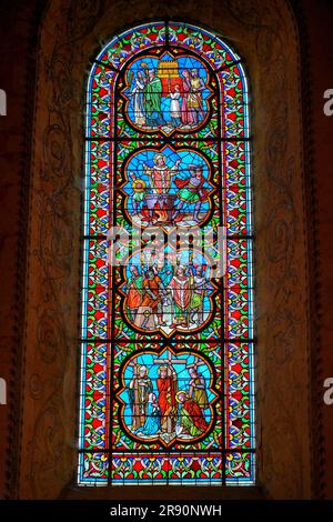 Provins, Francia - 24 maggio 2023 : vetrata nella Collegiata di Saint Quiriace a Provins, città medievale nel dipartimento francese di Foto Stock