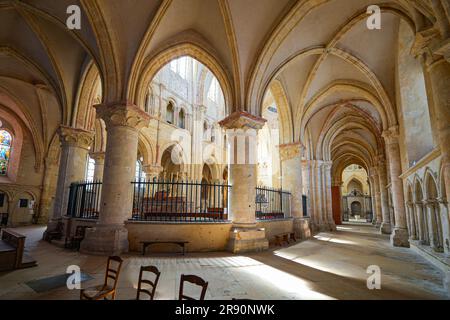 Provins, Francia - 24 maggio 2023 : soffitto a volta a costine nell'ambulatorio della Collegiata di San Quiriace a Provins, città medievale in Foto Stock