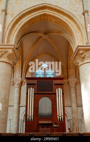 Provins, Francia - 24 maggio 2023 : organo nella chiesa Collegiata di Saint Quiriace a Provins, città medievale nel dipartimento francese della Senna e Marna Foto Stock