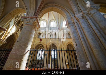 Provins, Francia - 24 maggio 2023 : Coro della Chiesa Collegiata di San Quiriace a Provins, città medievale nel dipartimento francese della Senna e Marna Foto Stock