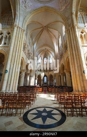 Provins, Francia - 24 maggio 2023 : attraversamento della chiesa Collegiata di Saint Quiriace a Provins, città medievale nel dipartimento francese di Seine et Mar Foto Stock
