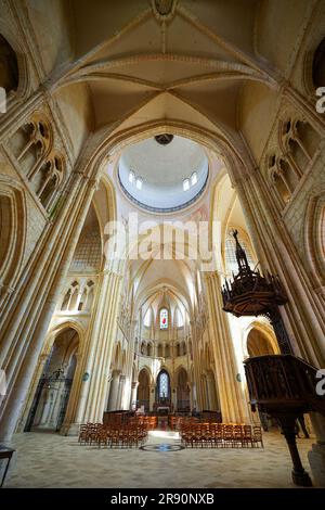 Provins, Francia - 24 maggio 2023 : attraversamento della chiesa Collegiata di Saint Quiriace a Provins, città medievale nel dipartimento francese di Seine et Mar Foto Stock