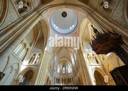 Provins, Francia - 24 maggio 2023 : attraversamento della chiesa Collegiata di Saint Quiriace a Provins, città medievale nel dipartimento francese di Seine et Mar Foto Stock