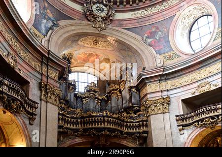 Vienna, Austria. La Peterskirche ( St Chiesa di Peters ) Chiesa parrocchiale barocca cattolica a Vienna. L'organo barocco sopra l'ingresso della chiesa Foto Stock