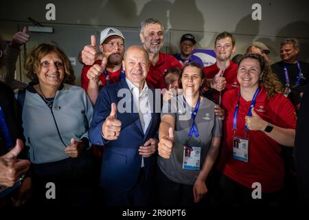 Berlino, Germania. 23 giugno 2023. Sport per disabili: Olimpiadi speciali, Giochi mondiali: Il cancelliere tedesco Olaf Scholz (SPD, centro l), partecipa alle gare di pallamano insieme alla moglie Britta Ernst (l). Crediti: Michael Kappeler/dpa/Alamy Live News Foto Stock