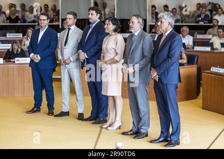 MAASTRICHT - i membri dell'Esecutivo Provinciale, con da sinistra a destra Marc van Caldenberg (SP), Michael Theuns (CDA), Jasper Kuntzelaers (PvdA), Elianne Demollin-Schneiders (BBB), Stephan Satijn (VVD) e Leon Faassen (BBB) vengono installati durante il loro primo incontro nel Gouvernement aan de Maas. Il nuovo consiglio del Limburgo può contare su una grande maggioranza di 26 dei 47 seggi del Consiglio provinciale. ANP MARCEL VAN HOORN paesi bassi fuori - belgio fuori Foto Stock