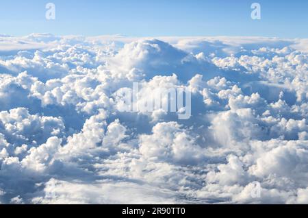 Cielo blu e nuvole bianche setose dalle forme impressionanti, viste in altezza Foto Stock