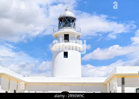 Faro di Cavalleria situato a Cabo de Cavalleria di Minorca, Isole Baleari, Spagna Foto Stock