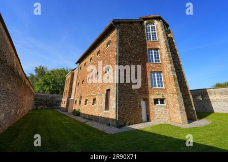 Recinzione della Biblioteca comunale di Coulommiers, ospitata in un ex edificio carcerario che è stato riabilitato nel dipartimento francese della Senna a Marna Foto Stock