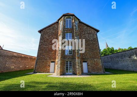 Recinzione della Biblioteca comunale di Coulommiers, ospitata in un ex edificio carcerario che è stato riabilitato nel dipartimento francese della Senna a Marna Foto Stock