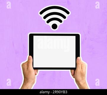 Foto composita del tablet digitale nelle mani e icona wi-fi su sfondo viola, stile ritagliato dal design. Foto Stock