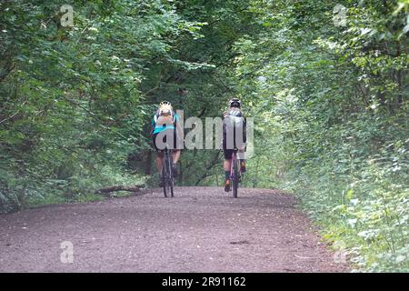 Due ciclisti sul sentiero della valle del Settimo Foto Stock