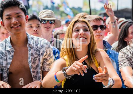 Glastonbury, Regno Unito. 23 giugno 2023. I tifosi mettono in valigia l'arena - i semi dei Lighting giocano l'altro palco - venerdì al Glastonbury Festival 2023, Worthy Farm, Glastonbury. Crediti: Guy Bell/Alamy Live News Foto Stock