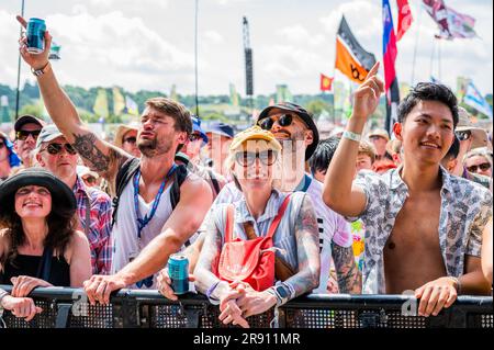 Glastonbury, Regno Unito. 23 giugno 2023. I tifosi mettono in valigia l'arena - i semi dei Lighting giocano l'altro palco - venerdì al Glastonbury Festival 2023, Worthy Farm, Glastonbury. Crediti: Guy Bell/Alamy Live News Foto Stock