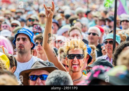 Glastonbury, Regno Unito. 23 giugno 2023. I tifosi mettono in valigia l'arena - i semi dei Lighting giocano l'altro palco - venerdì al Glastonbury Festival 2023, Worthy Farm, Glastonbury. Crediti: Guy Bell/Alamy Live News Foto Stock