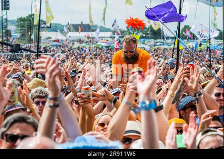 Glastonbury, Regno Unito. 23 giugno 2023. I tifosi mettono in valigia l'arena - i semi dei Lighting giocano l'altro palco - venerdì al Glastonbury Festival 2023, Worthy Farm, Glastonbury. Crediti: Guy Bell/Alamy Live News Foto Stock