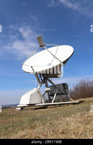 Radiotelescopio - antenna direzionale utilizzato in radio astronomia per ricevere e raccogliere i dati dai satelliti e sonde spaziali Foto Stock