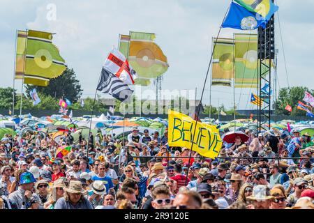 Glastonbury, Regno Unito. 23 giugno 2023. I tifosi mettono in valigia l'arena - i semi dei Lighting giocano l'altro palco - venerdì al Glastonbury Festival 2023, Worthy Farm, Glastonbury. Crediti: Guy Bell/Alamy Live News Foto Stock