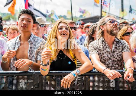 Glastonbury, Regno Unito. 23 giugno 2023. I tifosi mettono in valigia l'arena - i semi dei Lighting giocano l'altro palco - venerdì al Glastonbury Festival 2023, Worthy Farm, Glastonbury. Crediti: Guy Bell/Alamy Live News Foto Stock