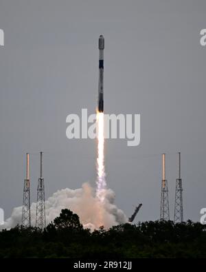 Cape Canaveral, Florida, USA. 23 giugno 23. Un razzo SpaceX Falcon 9 lancia 56 satelliti "Starlink" alle 11:25 dal complesso 40 alla Cape Canaveral Space Force Station, Florida, venerdì 23 giugno 2023. Foto di Joe Marino/UPI Credit: UPI/Alamy Live News Foto Stock