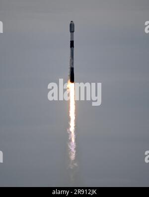 Cape Canaveral, Florida, USA. 23 giugno 23. Un razzo SpaceX Falcon 9 lancia 56 satelliti "Starlink" alle 11:25 dal complesso 40 alla Cape Canaveral Space Force Station, Florida, venerdì 23 giugno 2023. Foto di Joe Marino/UPI Credit: UPI/Alamy Live News Foto Stock