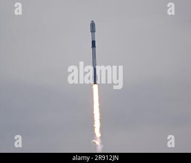 Cape Canaveral, Florida, USA. 23 giugno 23. Un razzo SpaceX Falcon 9 lancia 56 satelliti "Starlink" alle 11:25 dal complesso 40 alla Cape Canaveral Space Force Station, Florida, venerdì 23 giugno 2023. Foto di Joe Marino/UPI Credit: UPI/Alamy Live News Foto Stock