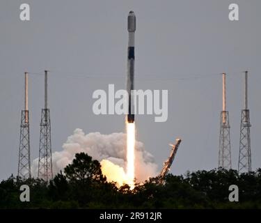 Cape Canaveral, Florida, USA. 23 giugno 23. Un razzo SpaceX Falcon 9 lancia 56 satelliti "Starlink" alle 11:25 dal complesso 40 alla Cape Canaveral Space Force Station, Florida, venerdì 23 giugno 2023. Foto di Joe Marino/UPI Credit: UPI/Alamy Live News Foto Stock