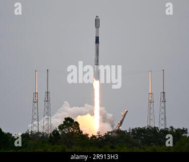 Cape Canaveral, Florida, USA. 23 giugno 23. Un razzo SpaceX Falcon 9 lancia 56 satelliti "Starlink" nei cieli nuvolosi alle 11:25 DEL MATTINO dal complesso 40 alla Cape Canaveral Space Force Station, Florida, venerdì 23 giugno 2023. Foto di Joe Marino/UPI Credit: UPI/Alamy Live News Foto Stock