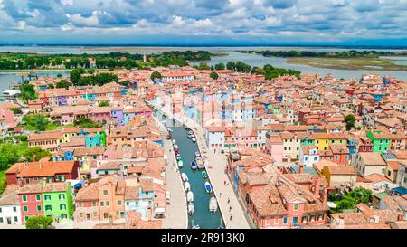 Isola di Burano case colorate vista aerea droni dall'alto, laguna veneziana, Italia Foto Stock