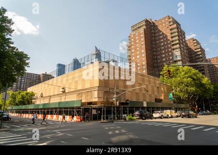 Edificio commerciale vacante in preparazione per la demolizione, che in precedenza ospitava un McDonald's, un supermercato Gristedes, un centro tennis e alcune piccole imprese, a Chelsea a New York martedì 14 giugno 2023. L'edificio, di proprietà della cooperativa Mutual ReDevelopment Housing, ha raggiunto la fine della sua vita ed è in procinto di scendere, per essere sostituito da alloggi. (© Richard B. Levine) Foto Stock