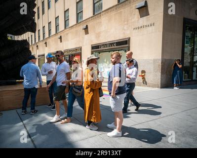 Un uomo che indossa un abito arancione che pretende di essere un "monaco buddista" che raccoglie fondi sollecita i turisti di fronte al Rockefeller Center di New York lunedì 4 luglio 2016. Mendicanti mascherati da monaci che tentano di dare ai turisti dei ciondoli in cambio di una donazione sono spuntati a New York. Truffe simili sono state osservate a San Francisco e in altri paesi. (© Richard B. Levine) Foto Stock