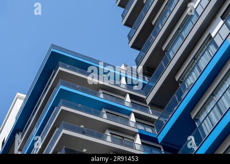 Vista dal basso di numerosi edifici alti. Giorno libero. Foto Stock