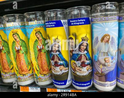Le candele utilizzate nella pratica della religione Santeria sono viste in vendita in un supermercato lunedì 19 giugno 2023. (© Richard B. Levine) Foto Stock