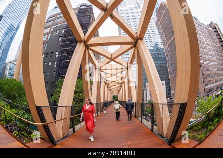 I visitatori attraversano l'High Line-Moynihan Connector nel quartiere Hudson Yards il giorno di apertura, giovedì 22 giugno 2023. Il ponte in legno e il ponte in legno che lo accompagna collegano l'estensione della High Line alla Manhattan West plaza di Brookfield, consentendo una passeggiata quasi priva di traffico fino alla sala dei treni di Moynihan. (© Richard B. Levine) Foto Stock