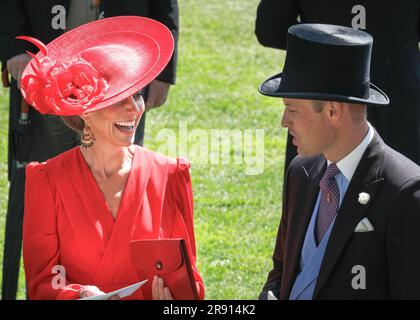 Ascot, Berkshire, Regno Unito. 23 giugno 2023. Guglielmo, il Principe di Galles e Catherinechat e ridere. Catherine indossa un vestito rosso Alexander McQueen. La processione reale con la famiglia reale e i loro ospiti in carrozza si fa strada attraverso l'anello di sfilata al Royal Ascot il quarto giorno dell'evento ippico. I membri della famiglia reale si mescolano sul prato prima di trasferirsi al recinto reale. Crediti: Imageplotter/Alamy Live News Foto Stock