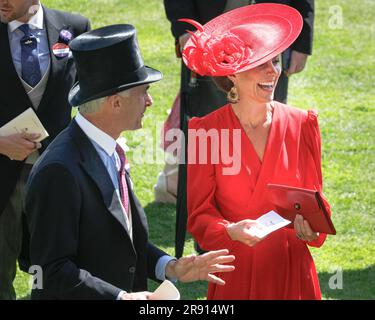 Ascot, Berkshire, Regno Unito. 23 giugno 2023. Guglielmo, il Principe di Galles e Caterina, la Principessa di Galles presentano la Coppa del Commonwealth. Catherine indossa un vestito rosso Alexander McQueen. La processione reale con la famiglia reale e i loro ospiti in carrozza si fa strada attraverso l'anello di sfilata al Royal Ascot il quarto giorno dell'evento ippico. I membri della famiglia reale si mescolano sul prato prima di trasferirsi al recinto reale. Crediti: Imageplotter/Alamy Live News Foto Stock