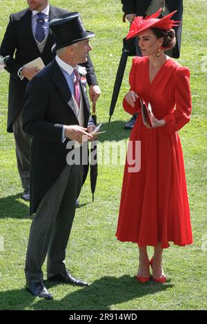 Ascot, Berkshire, Regno Unito. 23 giugno 2023. Guglielmo, il Principe di Galles e Caterina, la Principessa di Galles presentano la Coppa del Commonwealth. Catherine indossa un vestito rosso Alexander McQueen. La processione reale con la famiglia reale e i loro ospiti in carrozza si fa strada attraverso l'anello di sfilata al Royal Ascot il quarto giorno dell'evento ippico. I membri della famiglia reale si mescolano sul prato prima di trasferirsi al recinto reale. Crediti: Imageplotter/Alamy Live News Foto Stock