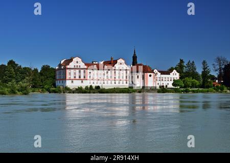 Palazzo Neuhaus presso la locanda del fiume fotografato da Schaerding, Austria Foto Stock