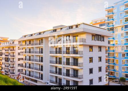 Una nuova casa costruita in una zona residenziale, essendo pronta per l'uso. Foto Stock