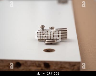 Mobili e utensili in fase di assemblaggio. Montaggio di mobili. Foto Stock