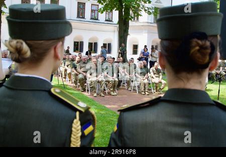 KIEV, UCRAINA - 23 GIUGNO 2023 - i cappellani militari, che hanno completato corsi di formazione avanzata per cappellania delle forze Armate dell'Ucraina, partecipano Foto Stock