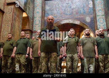 KIEV, UCRAINA - 23 GIUGNO 2023 - i cappellani militari, che hanno completato corsi di formazione avanzata per cappellania delle forze Armate dell'Ucraina, partecipano Foto Stock