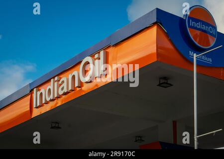 Mauritius , 7 marzo 2023 - stazione di pompaggio a benzina con il logo della compagnia indiana di gas IndianOil sullo sfondo di un cielo azzurro Foto Stock