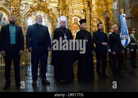 KIEV, UCRAINA - 23 GIUGNO 2023 - i sacerdoti partecipano alla cerimonia di laurea dei cappellani militari, che hanno completato corsi di formazione avanzata per chaplai Foto Stock