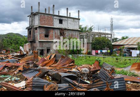 I resti delle case bruciate sono visibili nel villaggio di Torbung, situato a circa 10 km dal distretto di Churachandpur, nello stato indiano nord-orientale di Manipur. Torboung è un'area dominata da Kuki-Zo e secondo gli abitanti del villaggio, tutte queste case furono presumibilmente bruciate dalle tribù della comunità Meitei nella notte del 3 maggio 2023. Più di 115 persone sono state uccise e 40.000 sfollate dalle loro case a causa di disordini etnici scoppiati a Manipur il 3 maggio. Le tensioni scoppiarono nello stato dopo che la maggioranza della comunità Meitei chiese lo status di tribù pianificate e le tribù delle colline resistettero alla richiesta. (Foto di Biplo Foto Stock