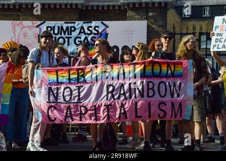 Londra, Inghilterra, Regno Unito. 23 giugno 2023. I manifestanti, principalmente della comunità LGBTQ, hanno organizzato una manifestazione al di fuori dei British LGBT Awards nel centro di Londra chiedendo di abbandonare gli sponsor con legami con l'industria dei combustibili fossili. (Immagine di credito: © Vuk Valcic/ZUMA Press Wire) SOLO USO EDITORIALE! Non per USO commerciale! Crediti: ZUMA Press, Inc./Alamy Live News Foto Stock