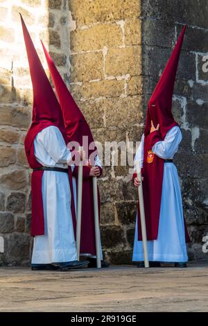 Nazareni con tunica e cappuccio nelle processioni per le strade di Baeza durante la celebrazione della sua tradizionale settimana Santa. Foto Stock