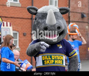 Leeds, Regno Unito. 28 maggio 2023. Leeds Mascot, Ronnie the Rhino prima della partita Betfred Super League Round 16 Leeds Rhinos vs Huddersfield Giants all'Headingley Stadium, Leeds, Regno Unito, 23 giugno 2023 (foto di Steve Flynn/News Images) a Leeds, Regno Unito il 5/28/2023. (Foto di Steve Flynn/News Images/Sipa USA) credito: SIPA USA/Alamy Live News Foto Stock