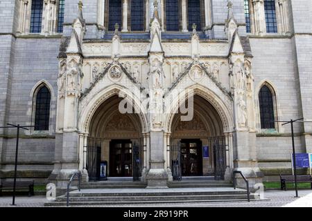 Le doppie porte ovest della cattedrale di Truro in Cornovaglia. Foto Stock